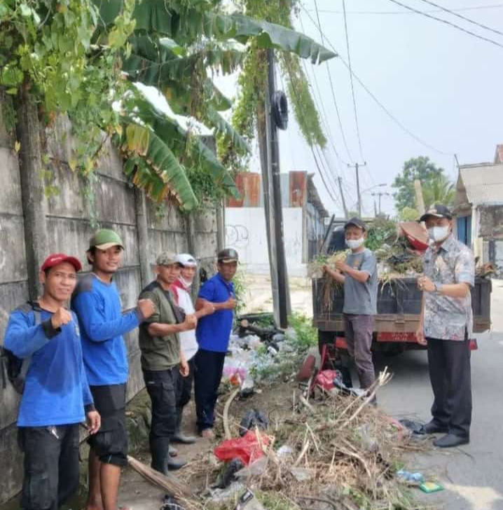 Giat bersih bersih median jalan di Jalan Adi Sucipto RW. 003 Kelurahan Pajang