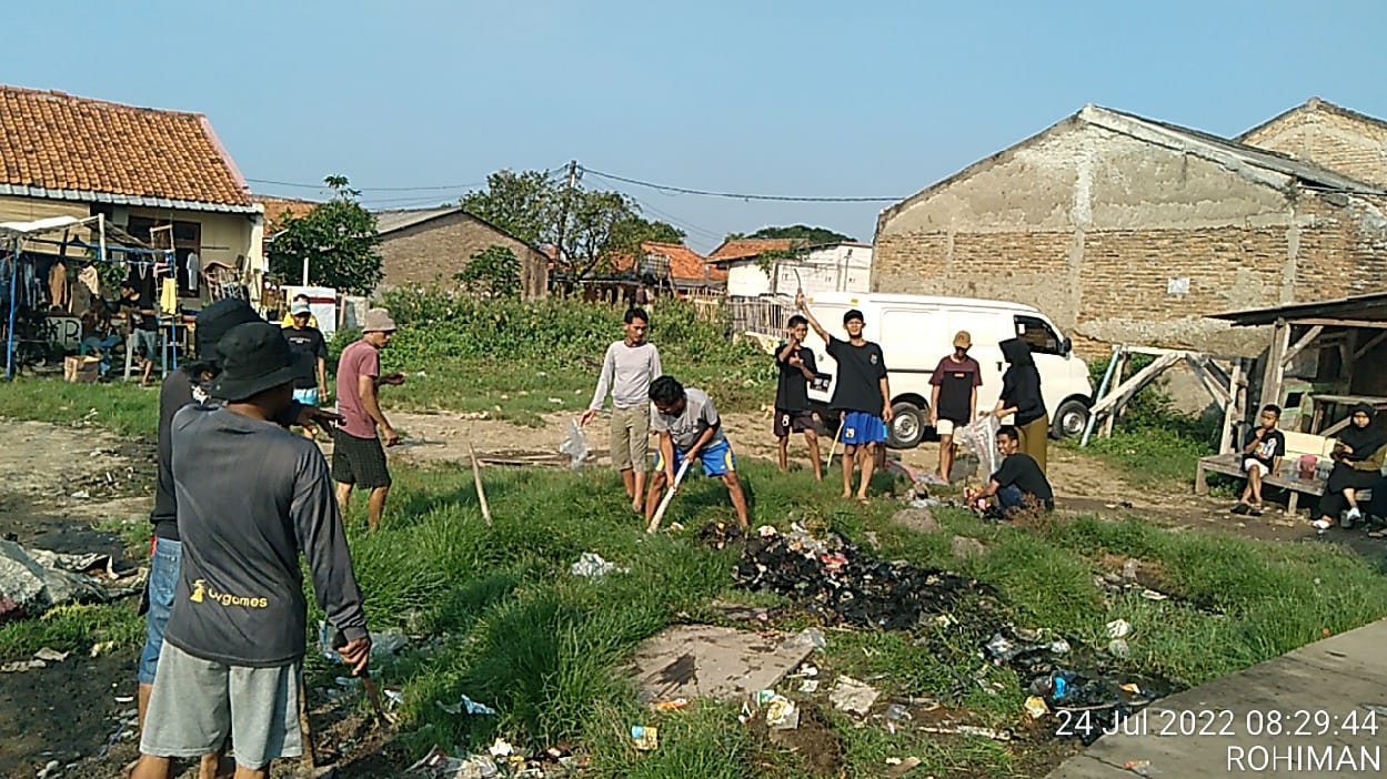 Giat Kerja Bakti di Lingkungan Warga RT 001/001 Kelurahan Pajang