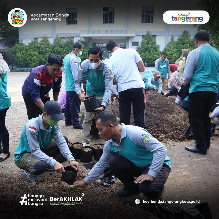 Kegiatan kerja bakti pegawai Kecamatan Benda dalam rangka persiapan pembibitan dan penanaman pohon dilingkungan kantor Kecamatan Benda dalam rangka usaha dan upaya pegawai Kecamatan Benda untuk menghijaukan lingkungan di wilayah Kecamatan Benda Kota Tange
