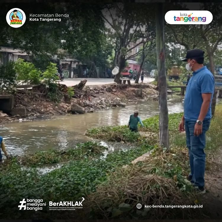 Lurah Jurumudi Baru bersama Kepala Seksi Ekonomi Pembangunan dan Tata Pemerintahan Kelurahan Jurumudi Baru melaksanakan monitoring pembersihan gulma dan sampah anak kali cisadane timur di Jl. Garuda RW 002 Kelurahan Jurumudi Baru Kecamatan Benda Kota Tang