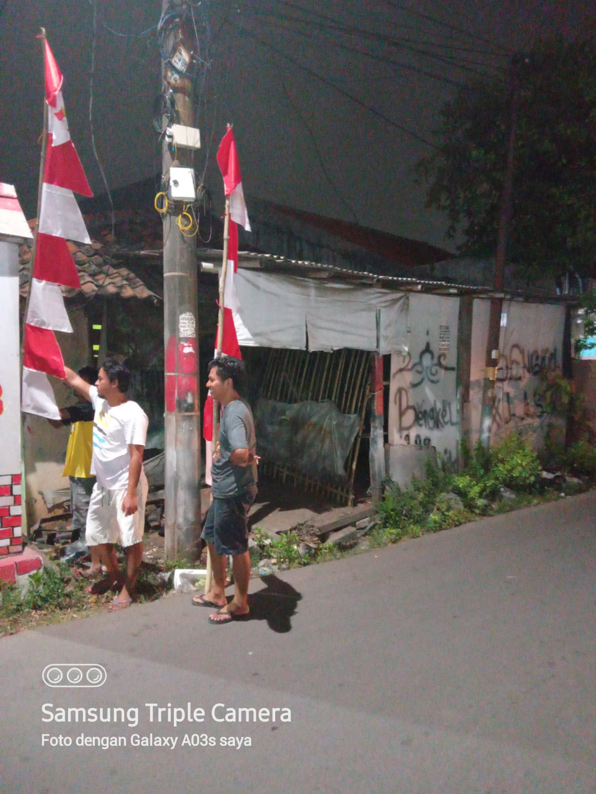 Giat Pemasangan Umbul-Umbul